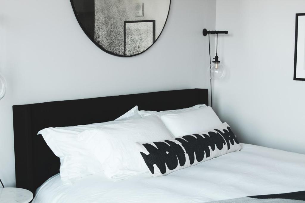 Postel nebo postele na pokoji v ubytování Bowline Hotel