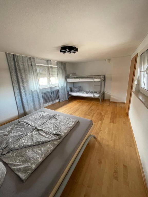 Postel nebo postele na pokoji v ubytování Gästehaus Metropolitan