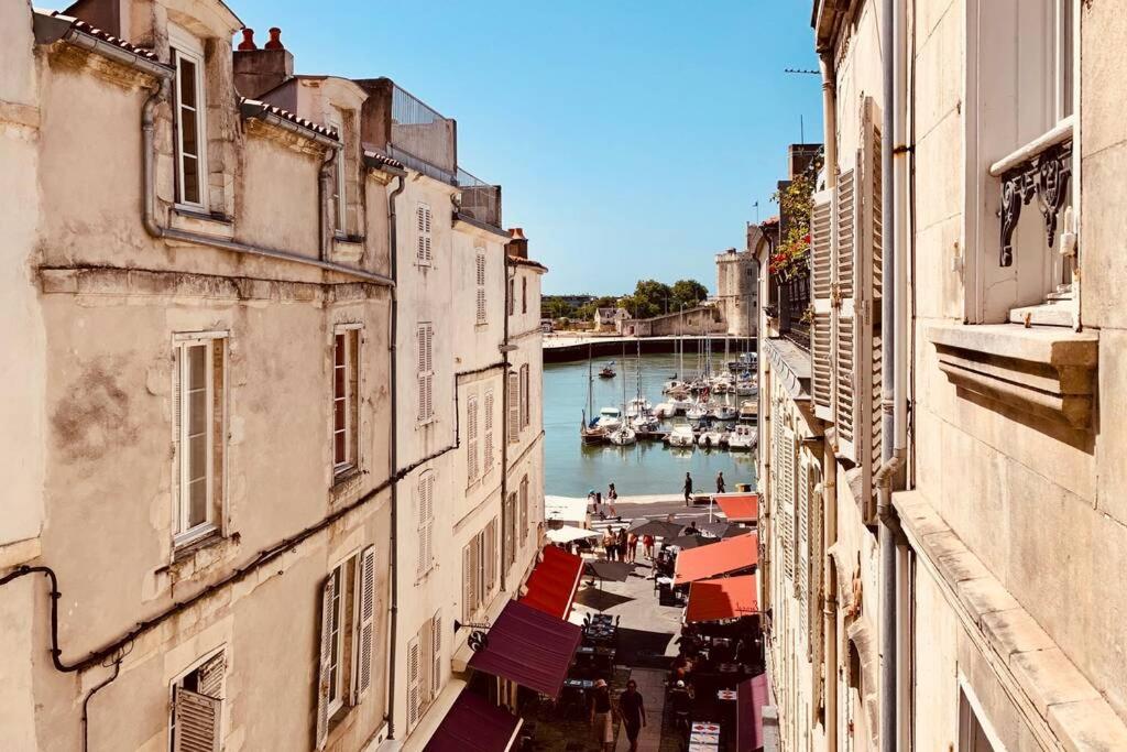 - une vue sur un canal entre deux bâtiments avec des bateaux dans l'établissement Grand studio à deux pas du Vieux Port, à La Rochelle