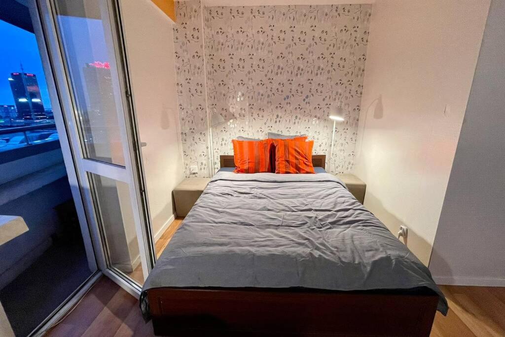 Posteľ alebo postele v izbe v ubytovaní ORANGE metro fast WiFi 1Gbs big TV HBO AppleTV