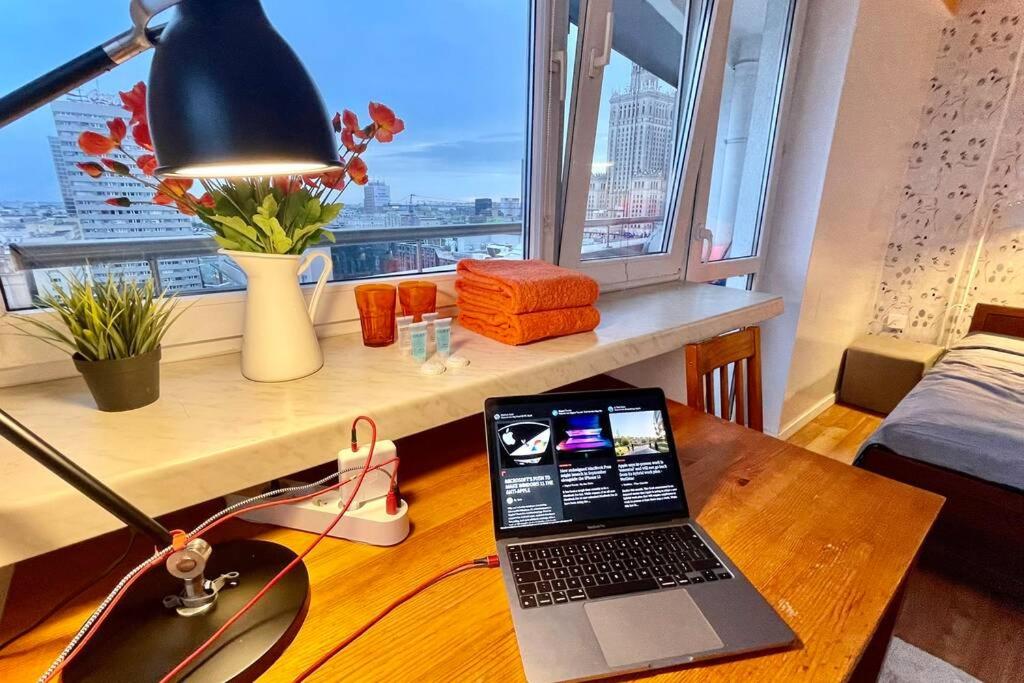 Televízia a/alebo spoločenská miestnosť v ubytovaní ORANGE metro fast WiFi 1Gbs big TV HBO AppleTV