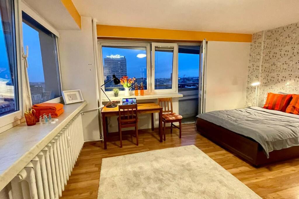 Posteľ alebo postele v izbe v ubytovaní ORANGE metro fast WiFi 1Gbs big TV HBO AppleTV