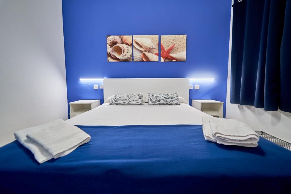 Imagen de la galería de Apartamentos Blue Beach Menorca, en Cala en Blanes