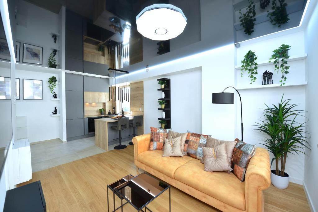 sala de estar con sofá y mesa en Exclusive Residence Apartment, en Zadar