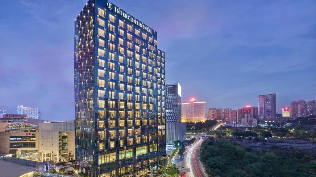 um edifício alto numa cidade à noite em InterContinental Dongguan, an IHG Hotel em Dongguan