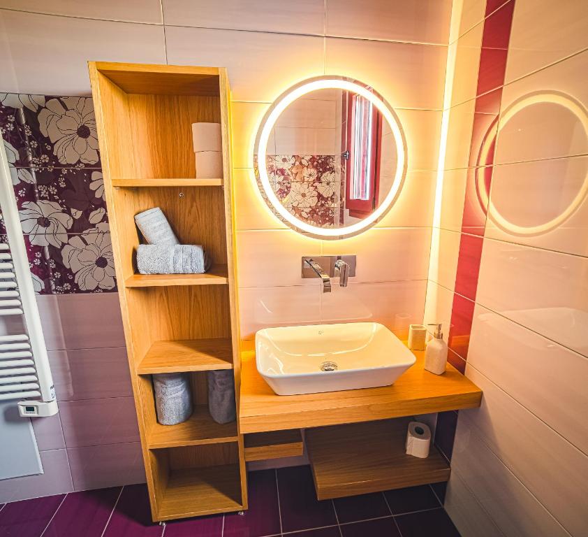 Koupelna v ubytování Olive Tree Suites