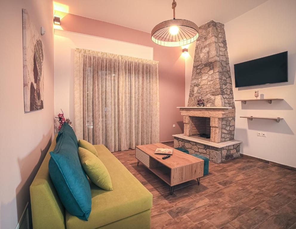 TV a/nebo společenská místnost v ubytování Olive Tree Suites