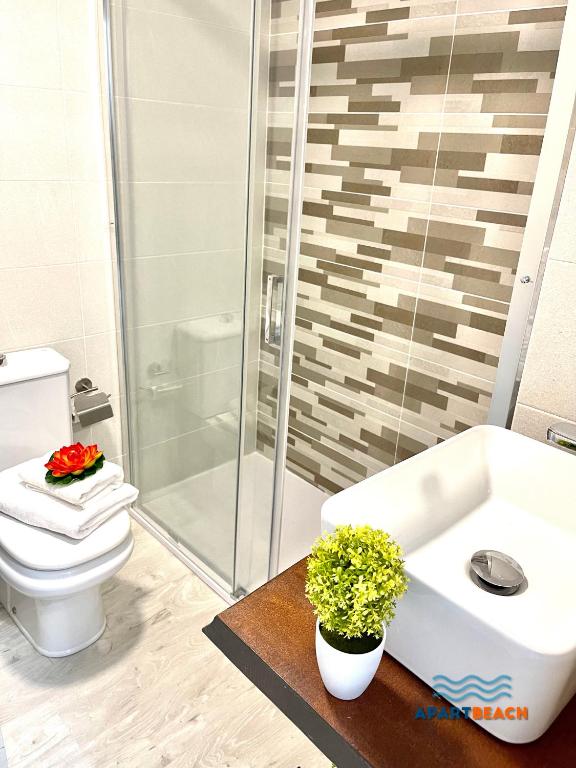 A bathroom at APARTBEACH FONT DE MAR 5º Clima Piscina y Vista Playa