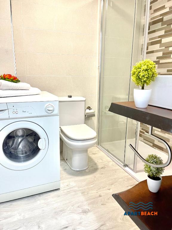 A bathroom at APARTBEACH FONT DE MAR 5º Clima Piscina y Vista Playa
