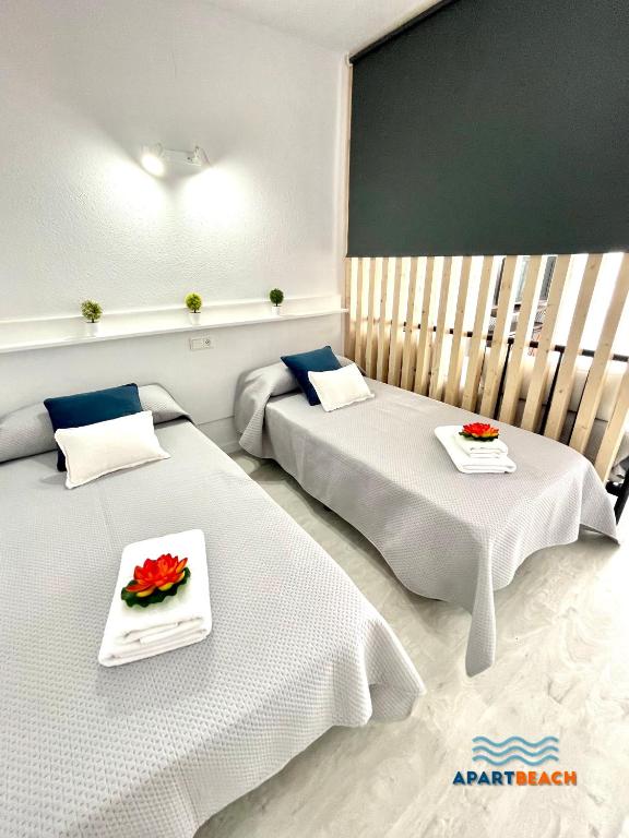A bed or beds in a room at APARTBEACH FONT DE MAR 5º Clima Piscina y Vista Playa