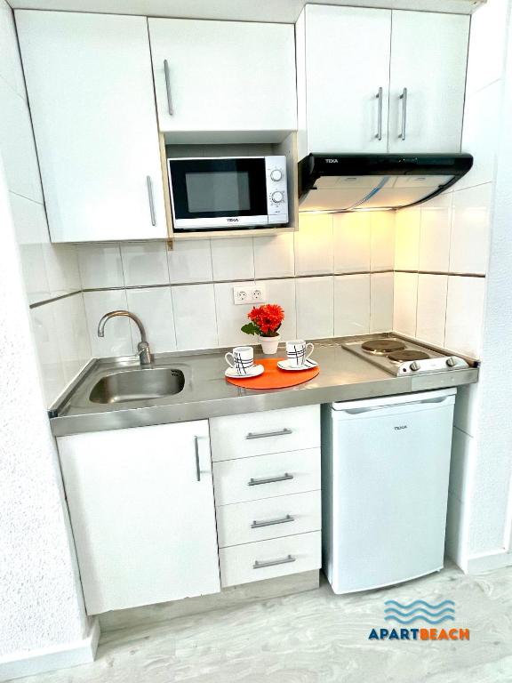 A kitchen or kitchenette at APARTBEACH FONT DE MAR 5º Clima Piscina y Vista Playa