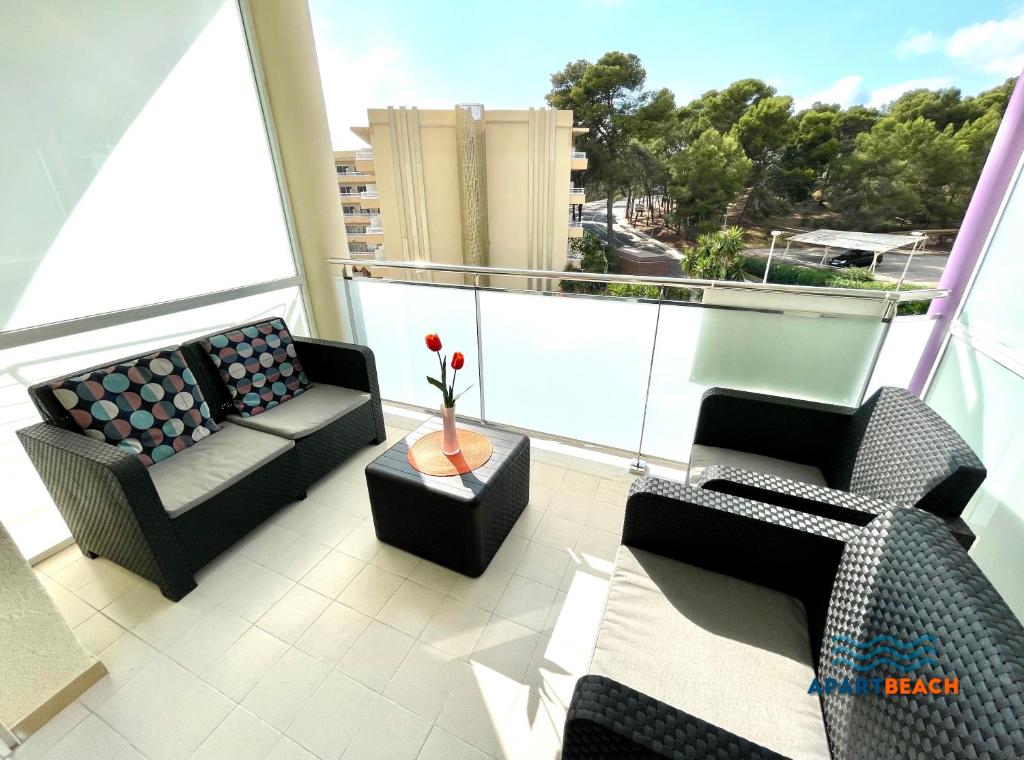 A seating area at APARTBEACH FONT DE MAR 5º Clima Piscina y Vista Playa
