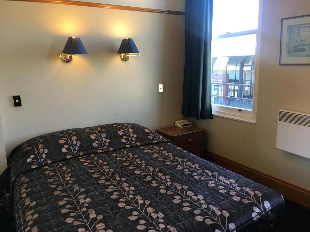 Llit o llits en una habitació de Leviathan Hotel