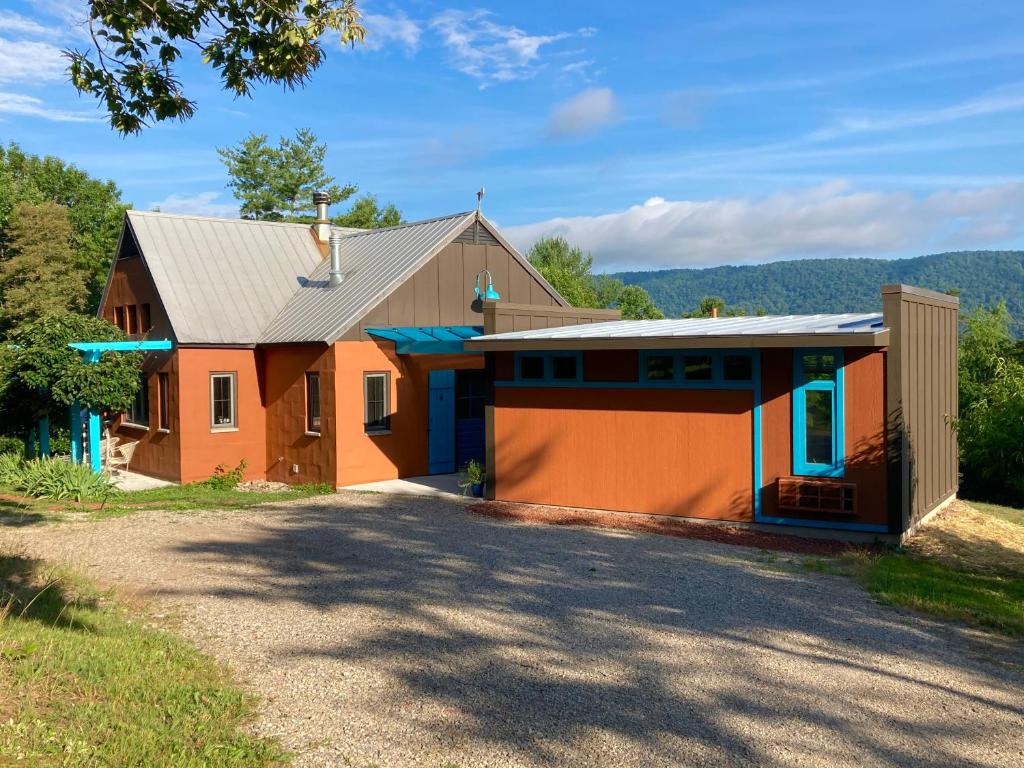 una casa con un garaje naranja y azul en Eden's Echoes Country Retreat, en Blacksburg