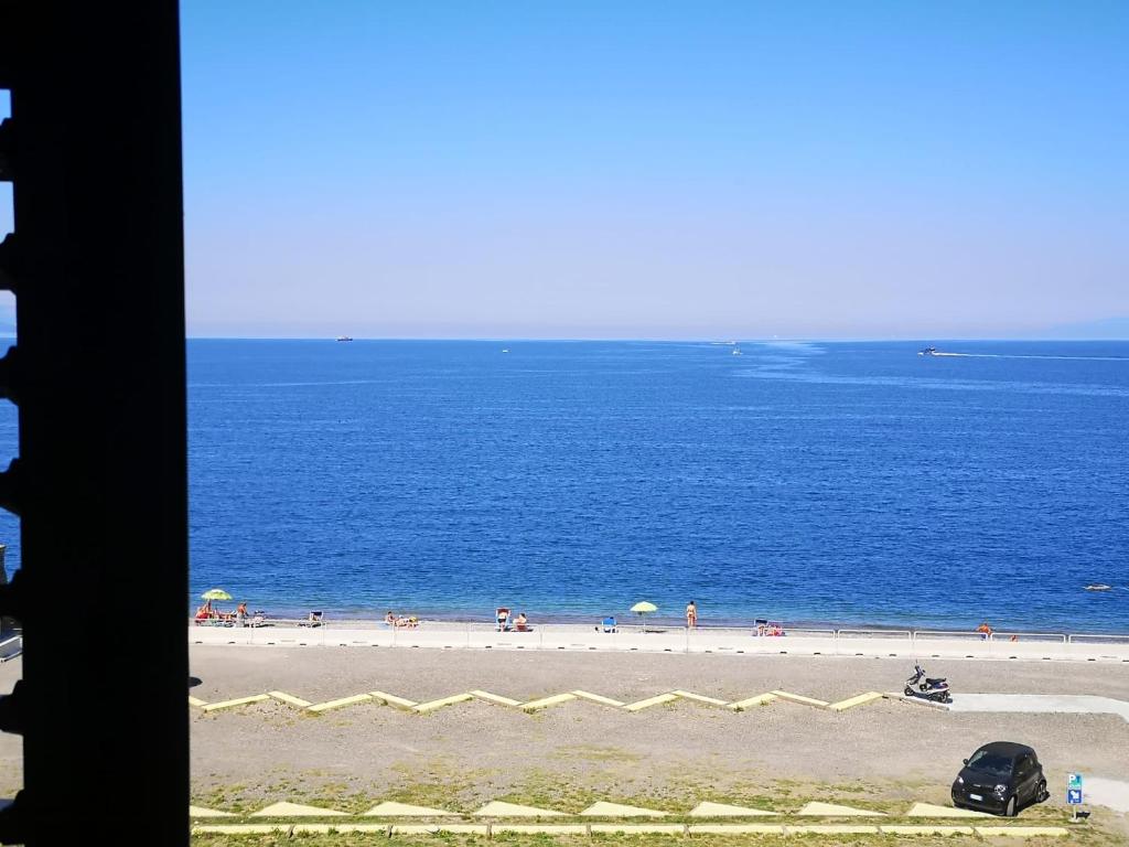 Widok na morze z tego apartamentu