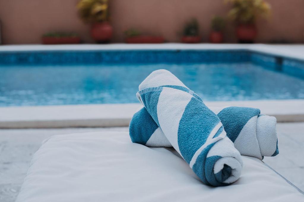 Bazén v ubytování Hotel Los Aluxes nebo v jeho okolí