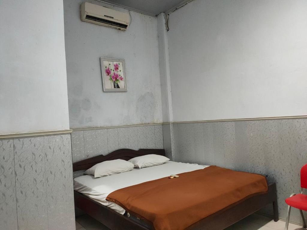 a small room with a bed in it at OYO 90529 Hotel Baruga Makassar in Makassar