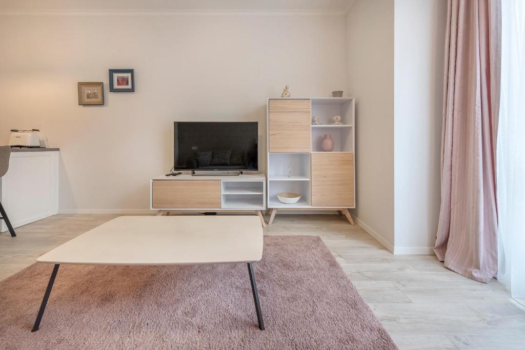 HaPPy Inn Just Studio, Self Check-In-24x7,Parking-in-the-underground-Garage - Standard Triple Studio