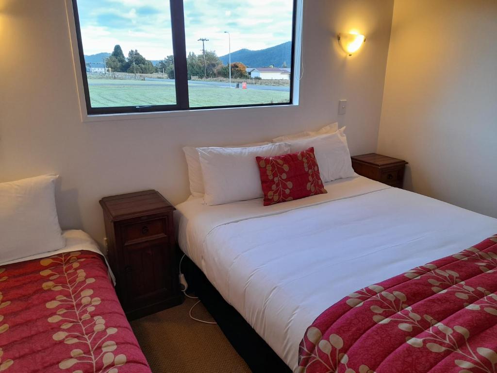 Postel nebo postele na pokoji v ubytování Lake Matheson Motel