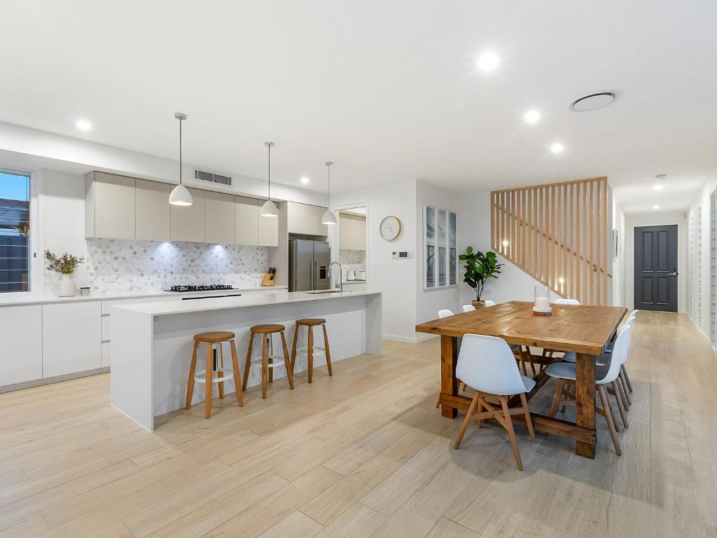 une cuisine et une salle à manger avec une table et des chaises dans l'établissement Nautilus Ocean Breeze, à Kingscliff