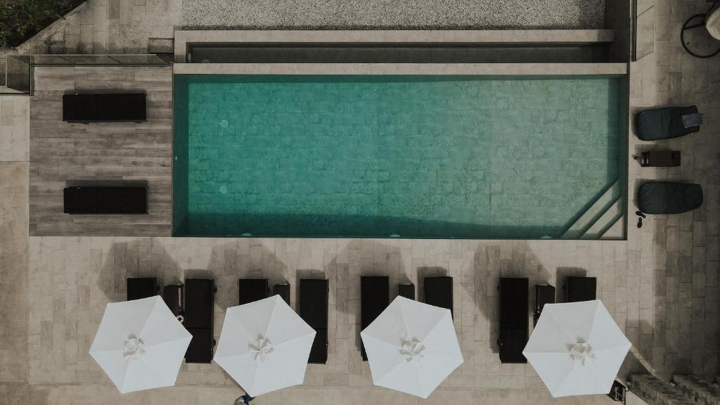 an overhead view of a swimming pool with umbrellas at Casa Costa Suites in Kanali