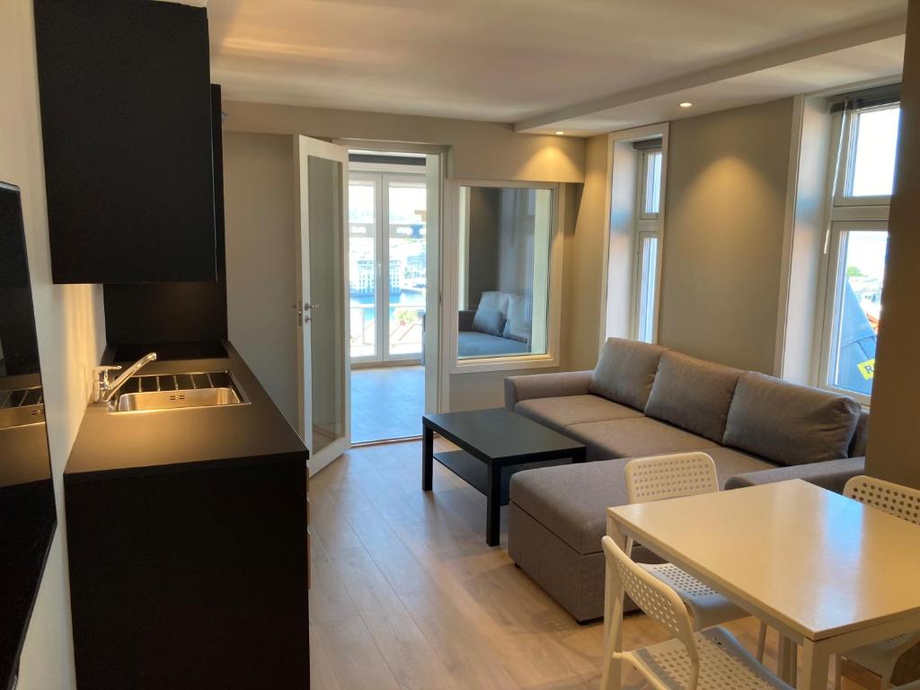een woonkamer met een bank en een tafel bij Skansen Apartments in Bergen