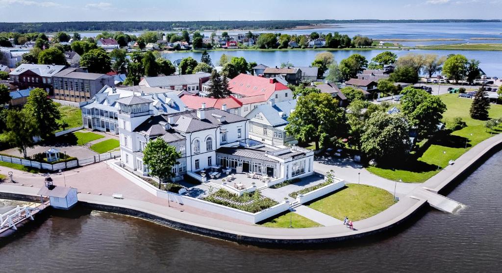 une vue aérienne sur une grande maison sur l'eau dans l'établissement Villa Friedheim, à Haapsalu
