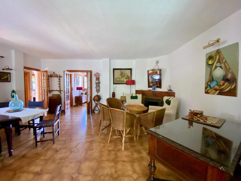 salon ze stołem i krzesłami w obiekcie Precioso Chalet en Almuñecar junto al Mar con Garage privado w Almuñécar