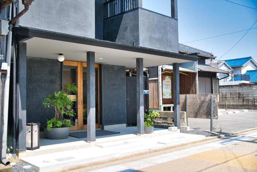 uma casa moderna com uma fachada negra em machiyado Kuwanajuku Edomachi 21 em Kuwana