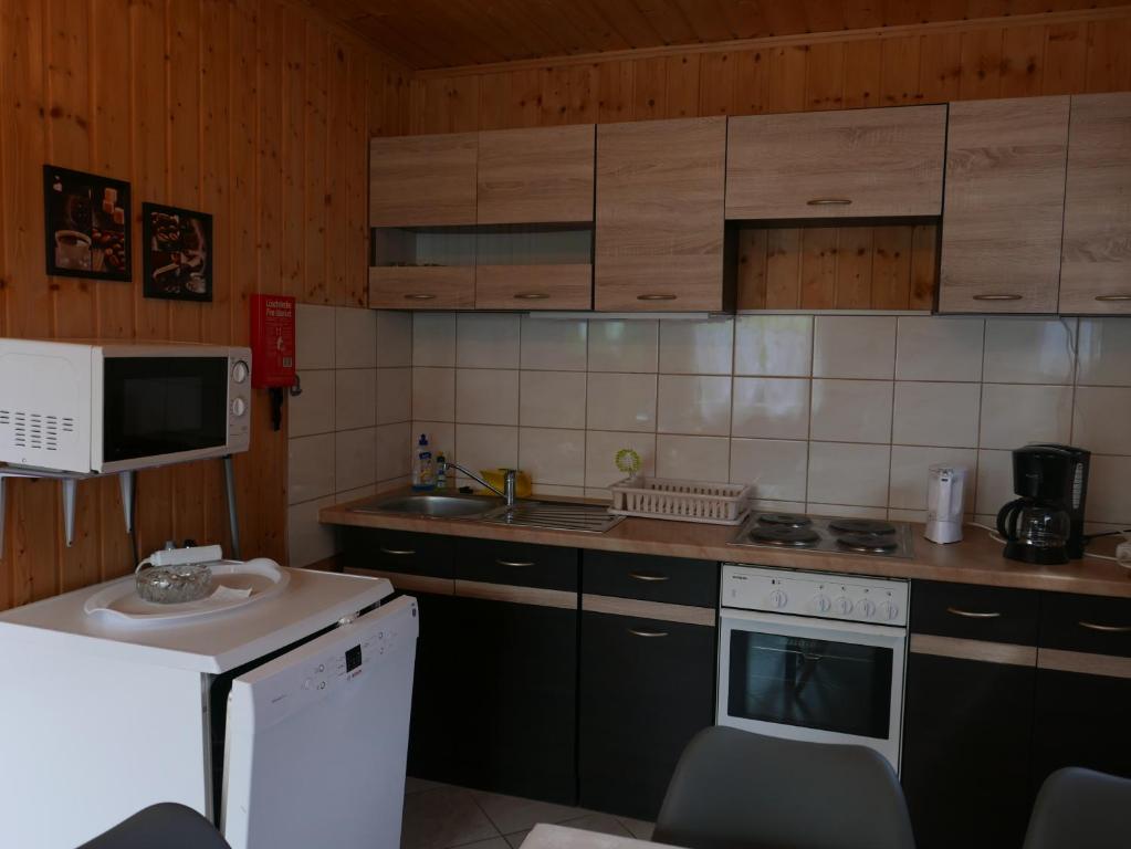 Kuchnia lub aneks kuchenny w obiekcie Ferienhäuser mit Pool