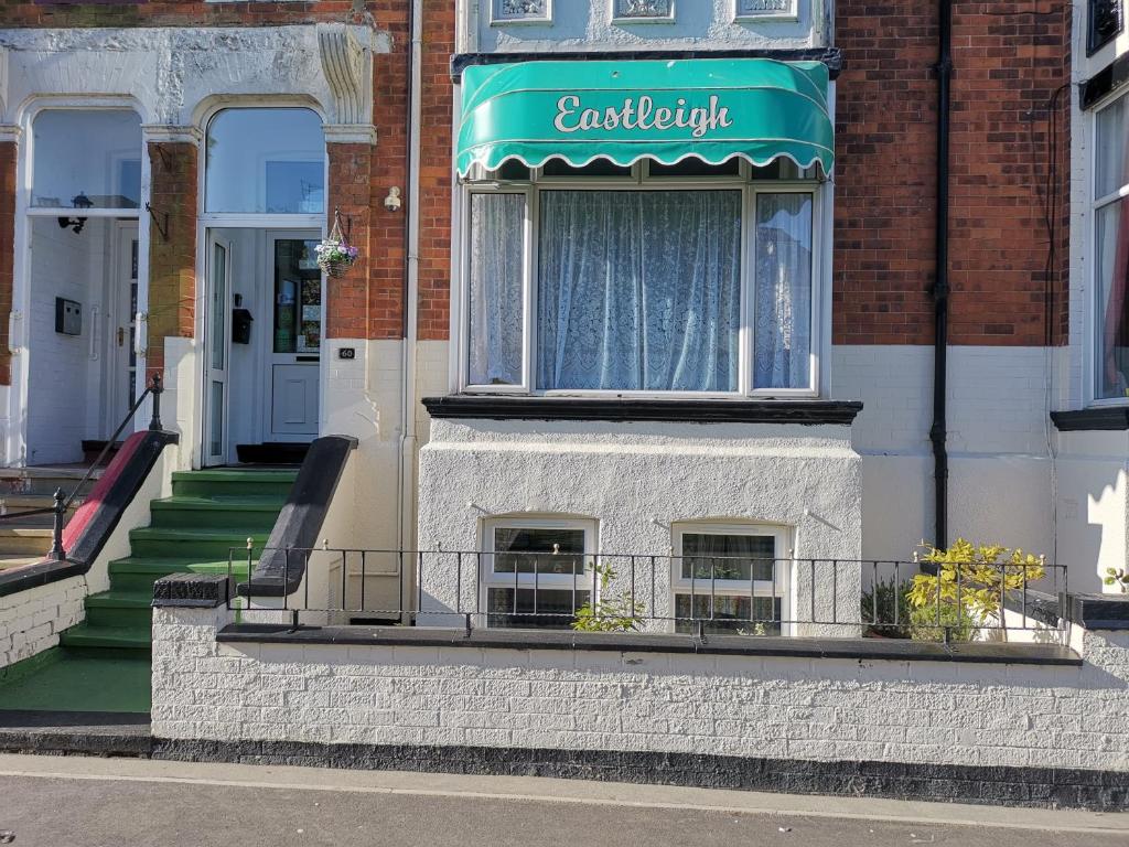 un edificio con una ventana con un cartel. en The Eastleigh en Skegness