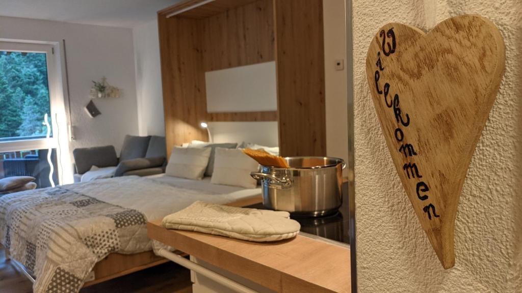 ein Schlafzimmer mit einem Bett mit einem Schild an der Wand in der Unterkunft SonnenStrahl in Todtmoos