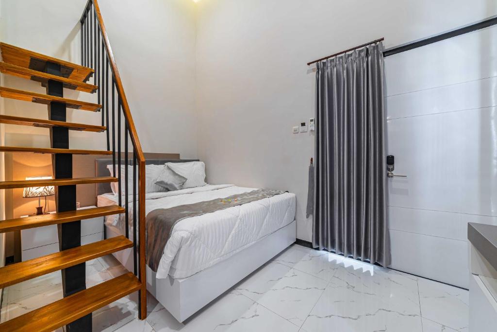 Letto o letti in una camera di Tree Homestay Mitra RedDoorz