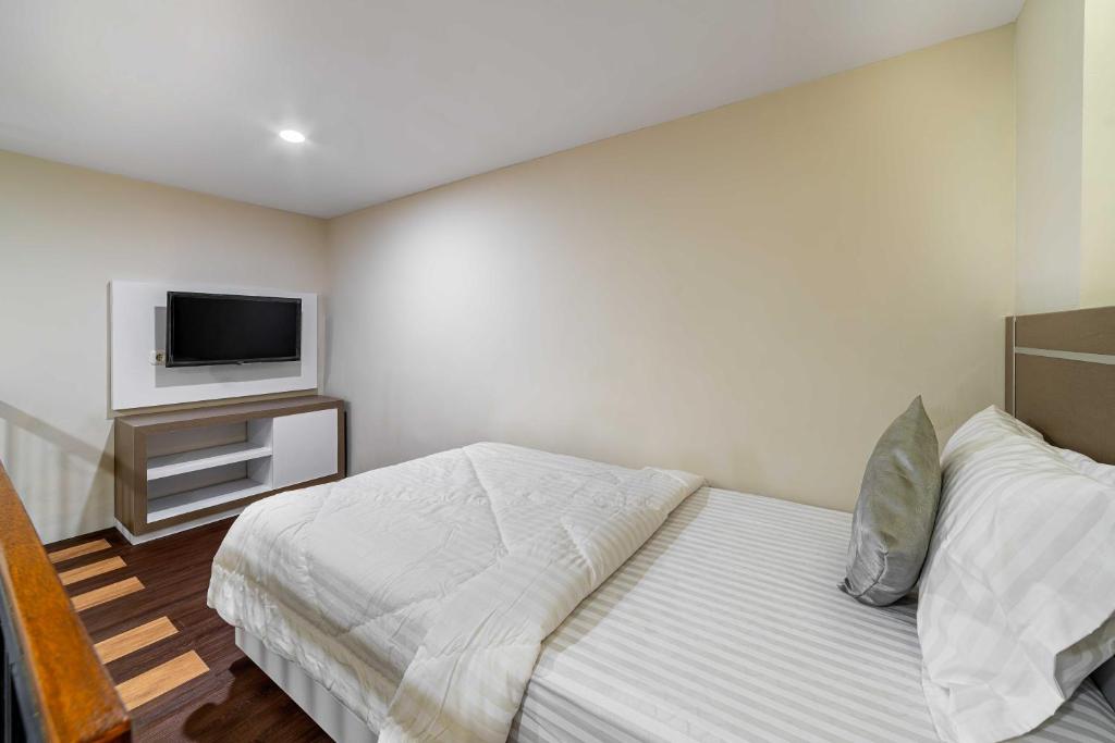 Letto o letti in una camera di Tree Homestay Mitra RedDoorz