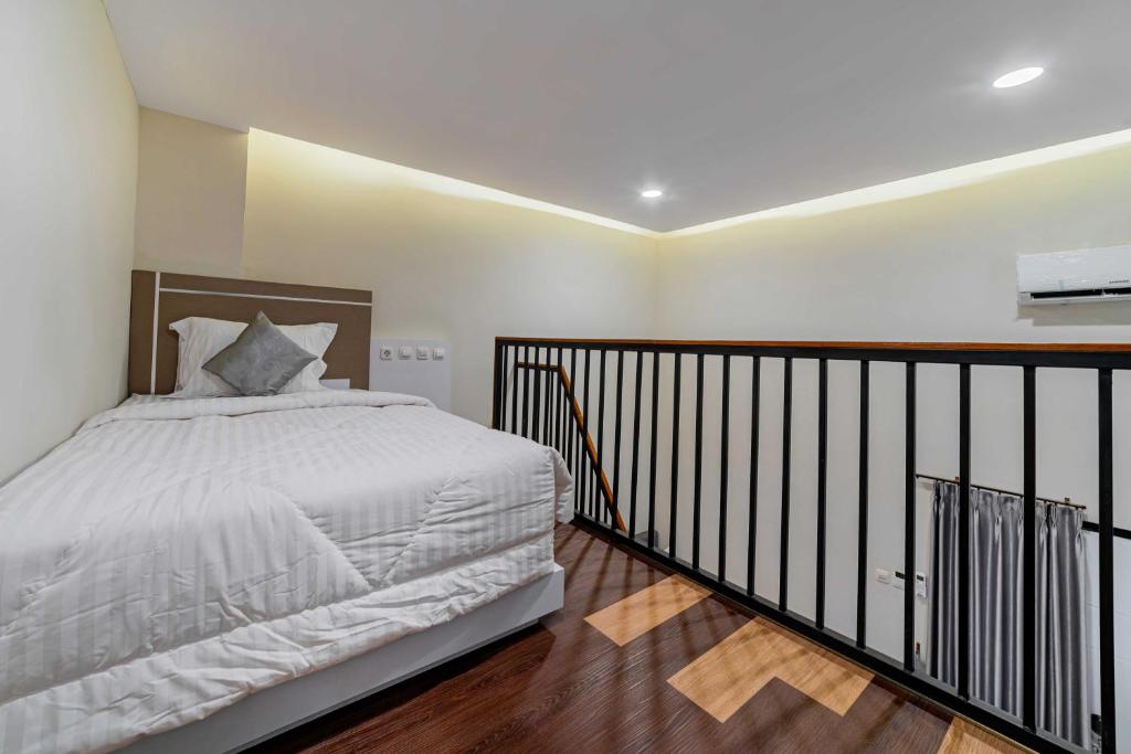 Letto o letti in una camera di Tree Homestay Mitra RedDoorz