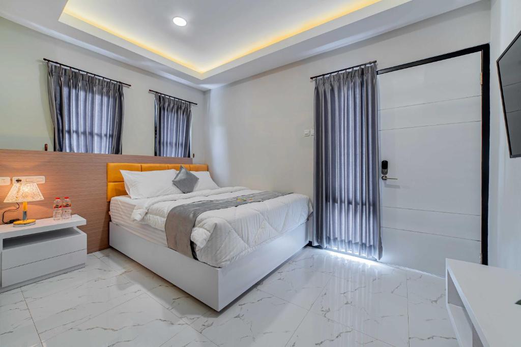 Letto o letti in una camera di Tree Homestay Mitra RedDoorz