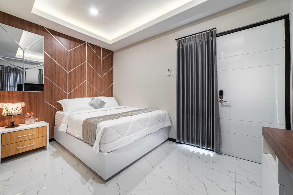 Letto o letti in una camera di Tree Homestay Mitra RedDoorz