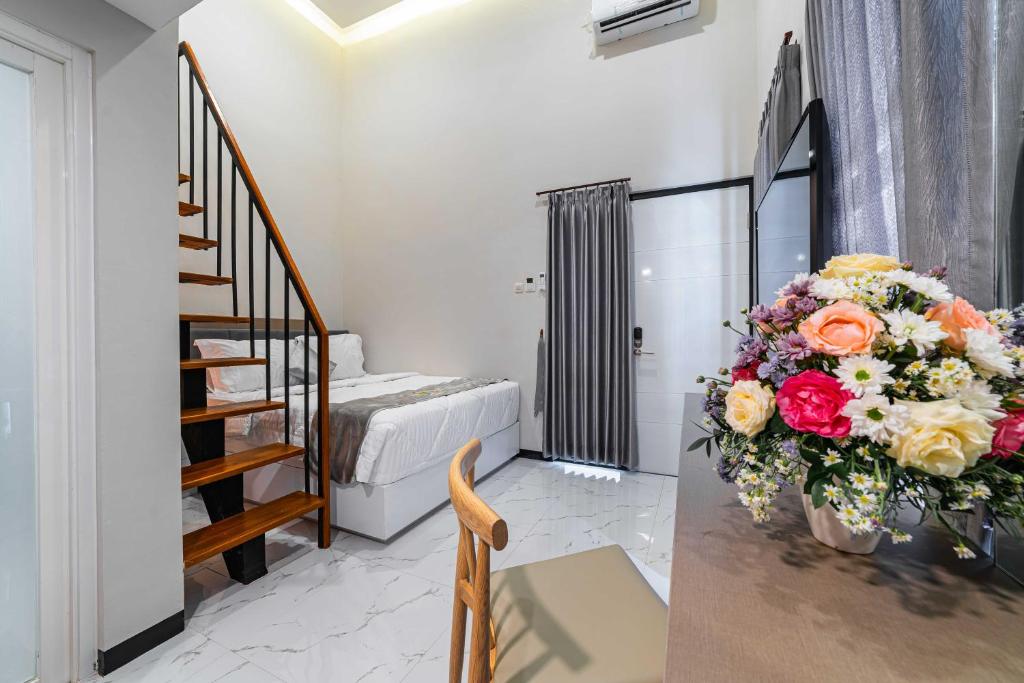 Letto o letti in una camera di Tree Homestay Mitra RedDoorz