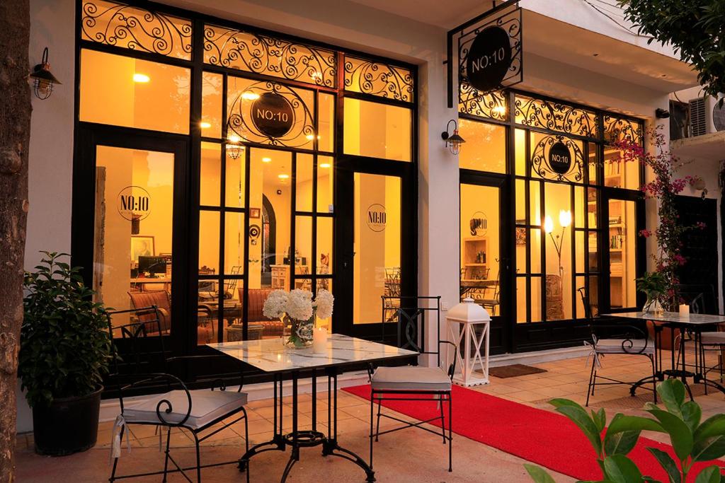 un restaurante con mesas y sillas frente a las ventanas en No 10 Hotel en Selcuk
