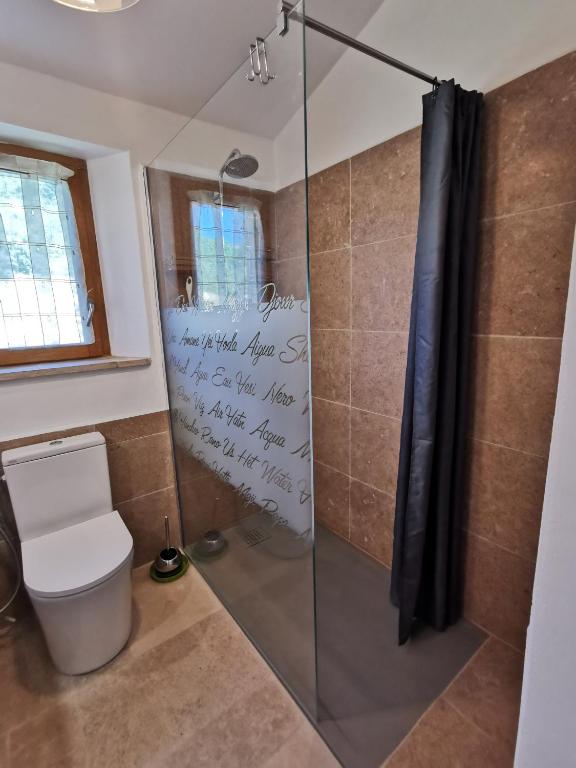 Koupelna v ubytování La Peyregoune, logement en pleine nature et table d'hôtes