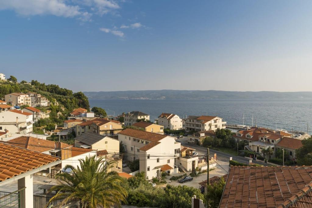Spacious apt with magnificent sea view & balcony