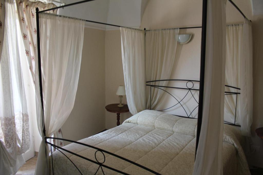 Tempat tidur dalam kamar di Hotel Porta Santa Maria