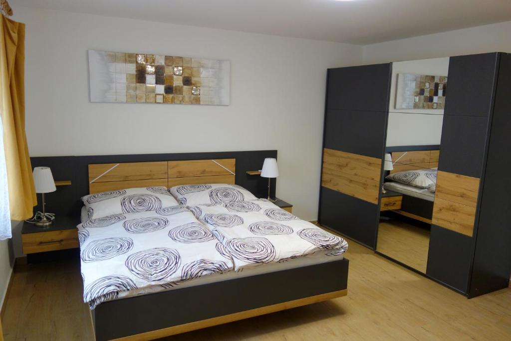 een slaapkamer met een bed en 2 stapelbedden bij Apartmány pod Soláněm in Karolinka