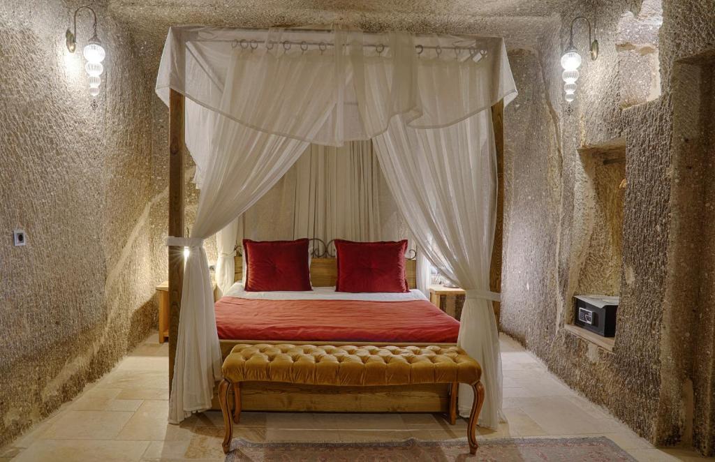 Postel nebo postele na pokoji v ubytování Hera Cave Suites