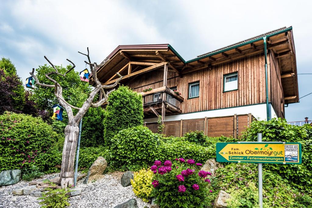 una casa con un cartel delante de ella en Obermayrgut, en Gallspach