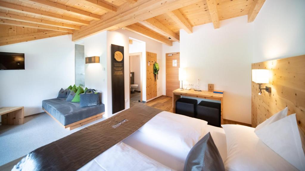 Postel nebo postele na pokoji v ubytování La Casies Mountain Hotel