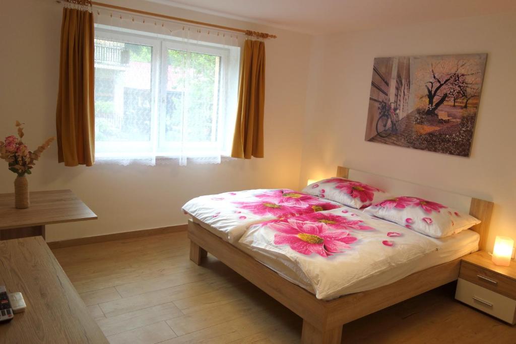 Posteľ alebo postele v izbe v ubytovaní Apartmány pod Soláněm