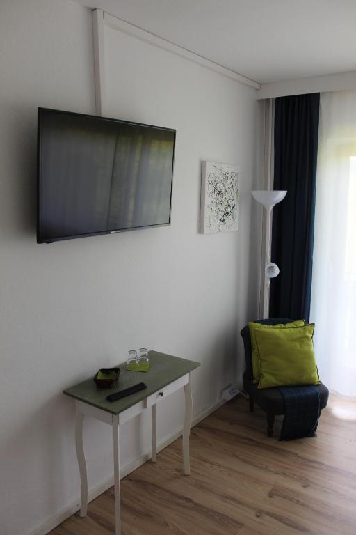 TV a/nebo společenská místnost v ubytování Pension Waldhof am Stubenbergsee