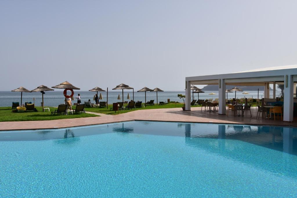 Bazén v ubytování Geraniotis Hotel and Resort nebo v jeho okolí