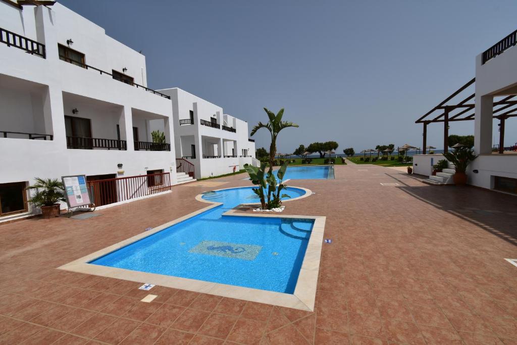Bazén v ubytování Geraniotis Hotel and Resort nebo v jeho okolí